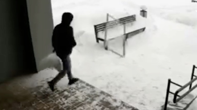 Окно, выпавшее из многоэтажки, едва не убило мужчину в Минске