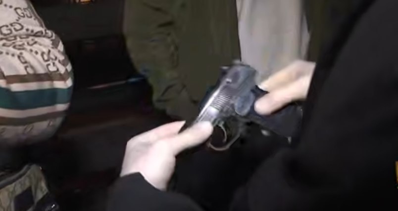 Московские полицейские нашли у пассажира такси пистолет и патроны