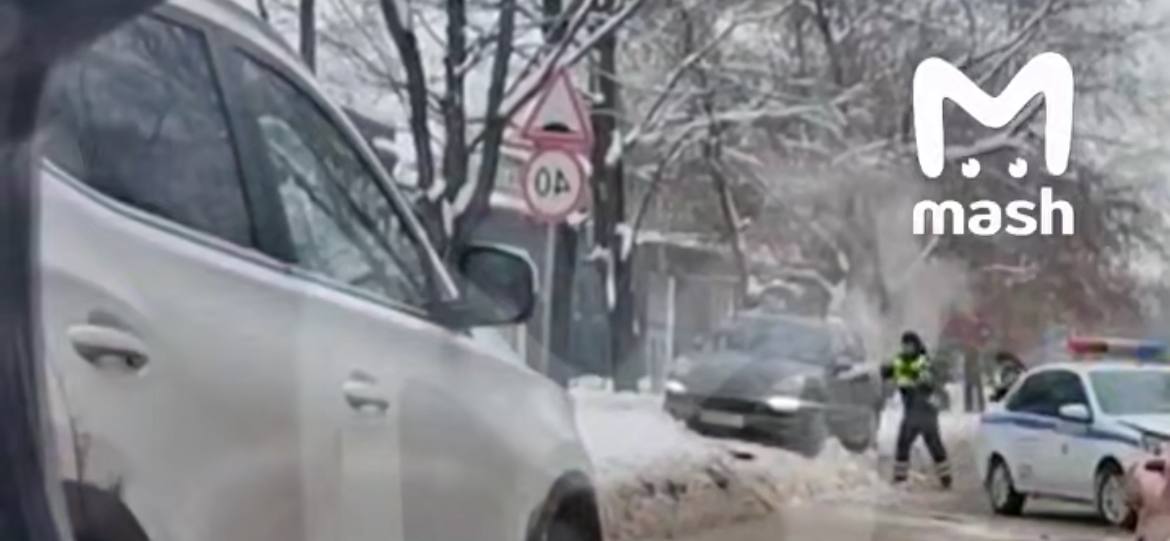 Силовики открыли огонь по Porsche, который протаранил машину ДПС в Балашихе