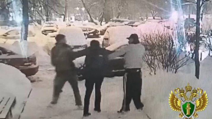 Молодого человека, обменявшего валюту на рубли, избили на юге Москве