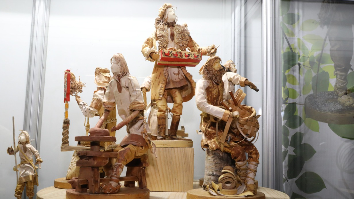 На выставке «Уникальная Россия» покажут скульптуры из бересты и платье Людмилы Гурченко