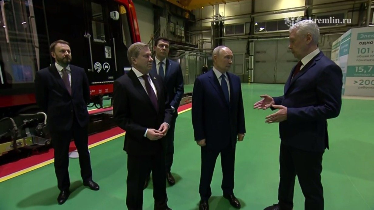 Путин и Собянин осмотрели беспилотный трамвай и поезд в депо «Аминьевское»