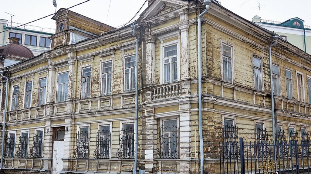 Дом — памятник деревянного зодчества в Денисовском переулке отреставрируют