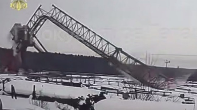 Женщина выжила, выпав из кабины рухнувшего крана в Татарстане