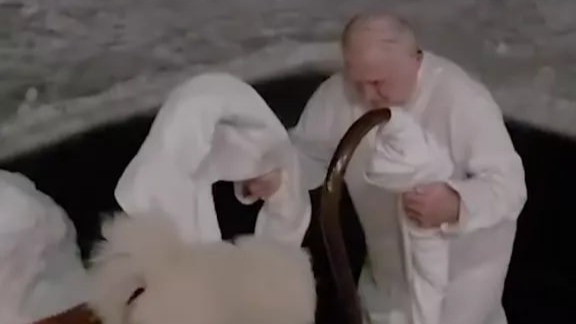 Лукашенко принял участие в традиционном крещенском купании в проруби