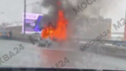 Машина вспыхнула на Звенигородской эстакаде в Москве