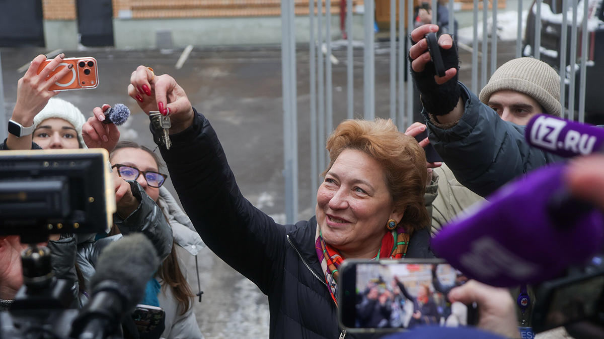 Baza: Приставы передали ключи от квартиры Долиной адвокату Лурье