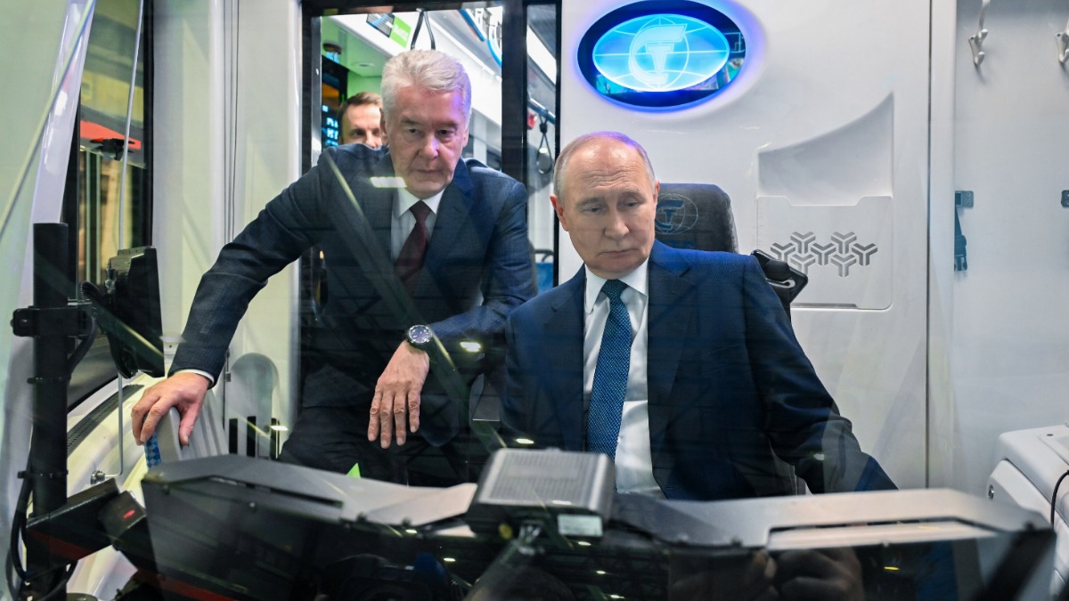 Мэр Москвы Сергей Собянин и президент России Владимир Путин в кабине беспилотного поезда «Москва-2024», первый этап тестирования которого начался на Большой кольцевой линии метро. Запустить поезд без машиниста для пассажирских перевозок планируется в 2027 году