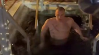 Рэпер Macan искупался в проруби вместе со своими сослуживцами