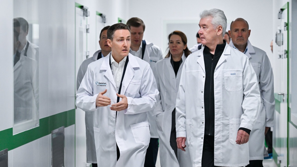 Мэр Москвы Сергей Собянин и генеральный директор биотехнологической компании Александр Андрюшечкин на открытии фармпроизводства на площадке «Алабушево» ОЭЗ «Технополис Москва»