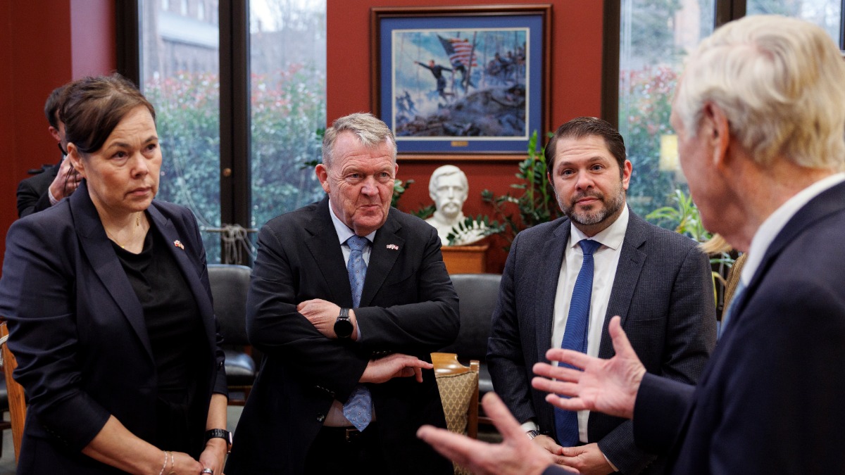 Встреча представителей Дании и Гренландии с законодателями из Арктического комитета. Министр иностранных дел Гренландии Вивиан Моцфельдт и министр иностранных дел Дании Ларс Локке Расмуссен встречаются с сенатором США Рубеном Гальего и сенатором США Ангусом Кингом в Капитолии США в Вашингтоне