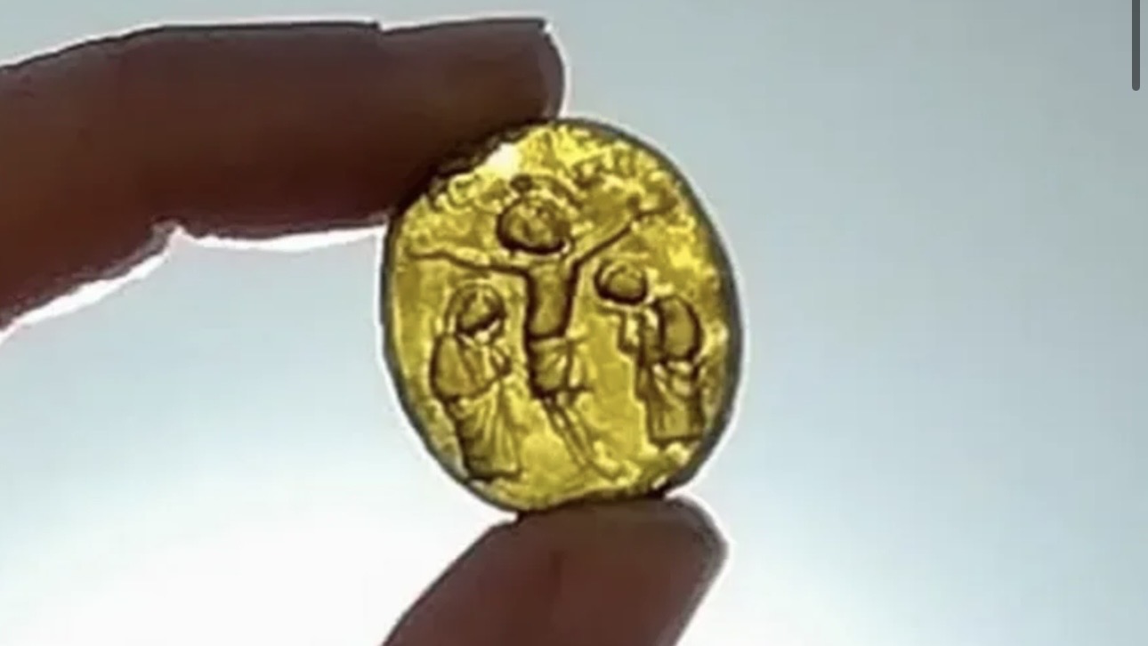 Археологи нашли редкий стеклянный амулет XIII века с изображением Христа