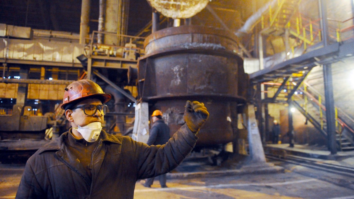 Дончанин во время восстановительных работ в электросталеплавильном цехе Донецкого металлургического завода, который был поврежден в результате обстрелов со стороны ВСУ