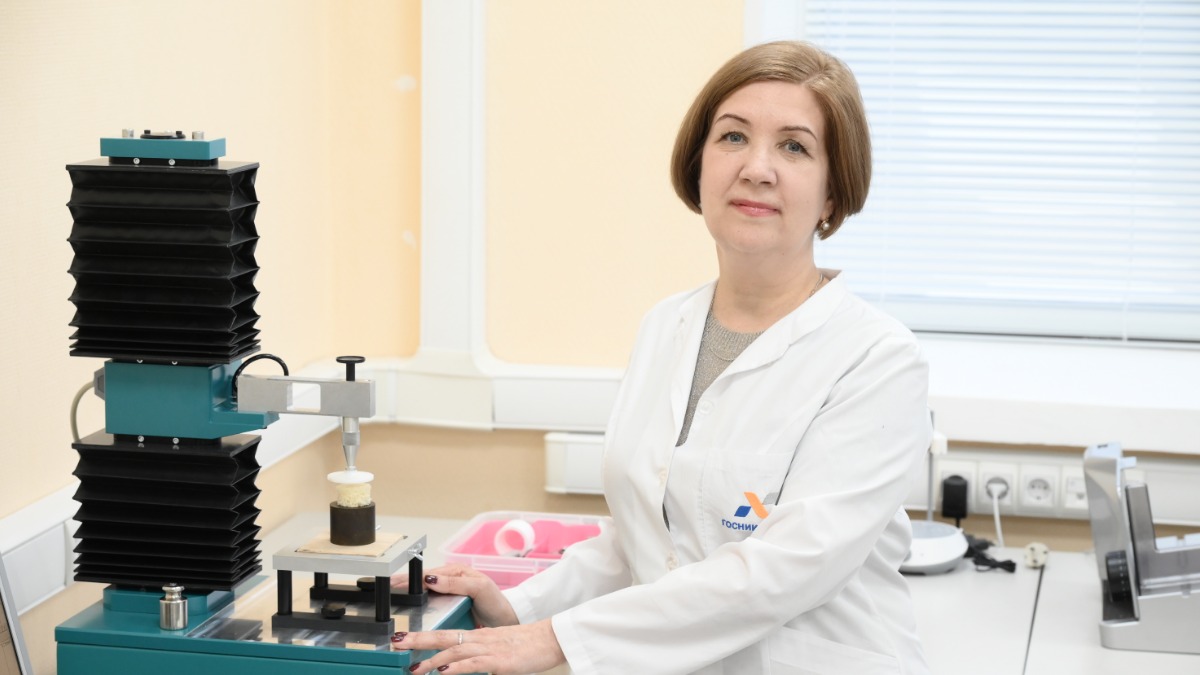 Ученый секретарь НИИ хлебопекарной промышленности Ольга Тюрина у прибора, определяющего степень черствости хлеба