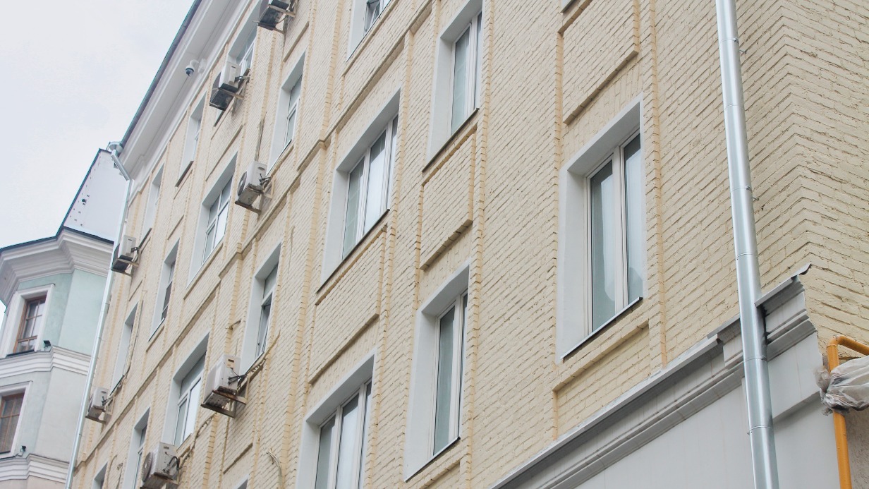 Дом начала XX века, возведенный в неоклассическом стиле, отремонтировали в Тверском районе 