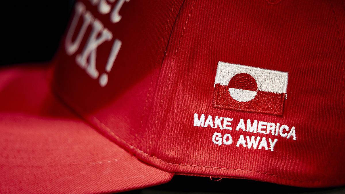 AP: Гренландцы и датчане стали носить антиамериканскую версию бейсболки MAGA