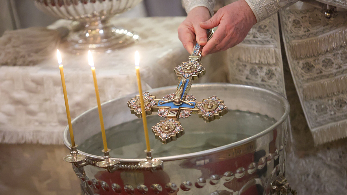 Священник Лобода объяснил, как хранить и пить крещенскую воду