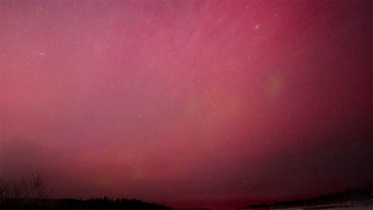 Жители РФ в ночь на 20 января наблюдали полярное сияние «марсианского оттенка»