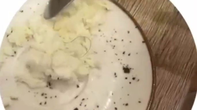 «Еще и не один»: россиянка пожаловалась на волосы в сырке из «Пятерочки»