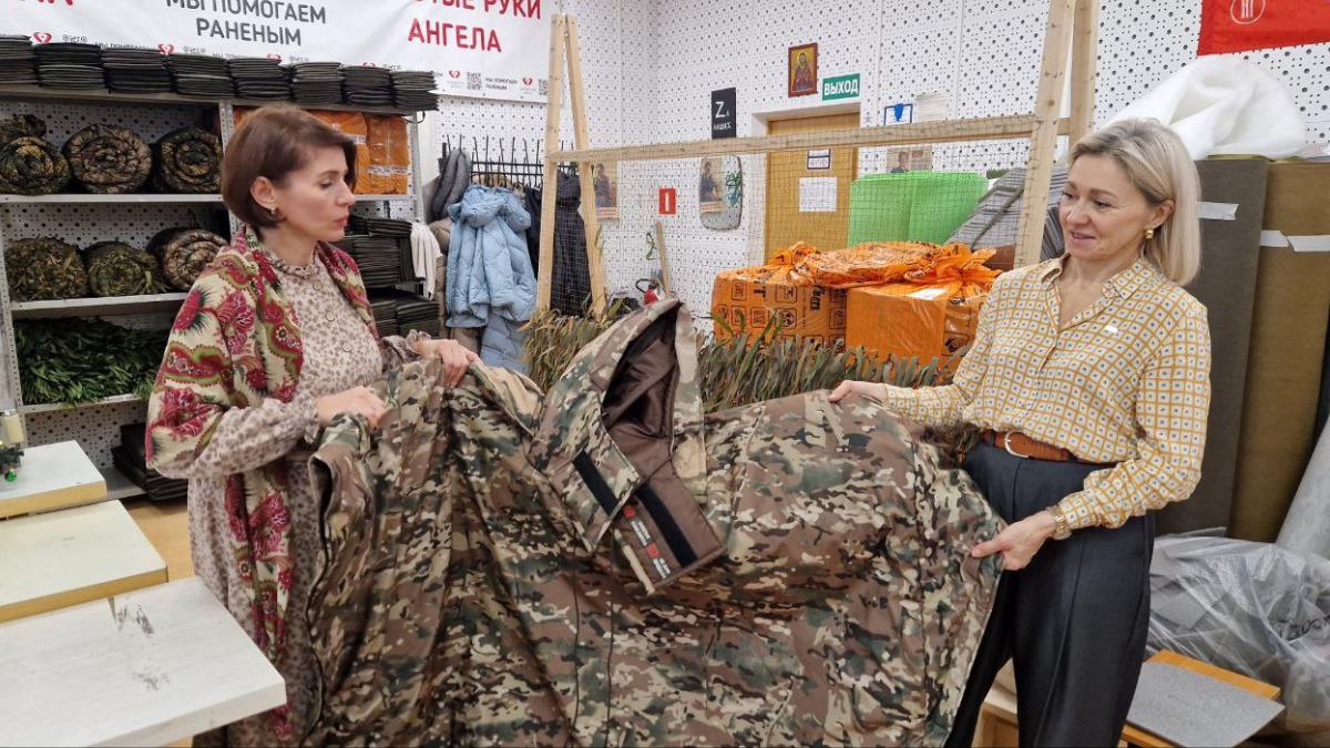 Людмила Сущецкая и волонтер Татьяна показывают только что сшитое ПТВ-пончо