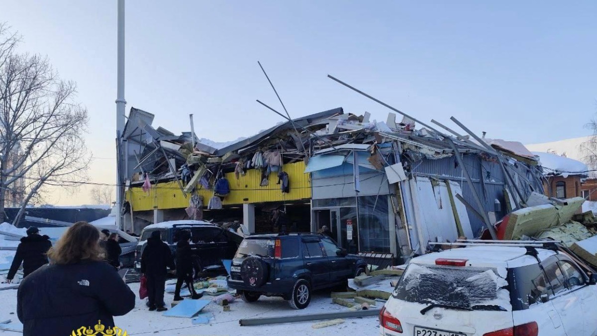 Крыша торгового центра обрушилась в Новосибирске, есть пострадавшие