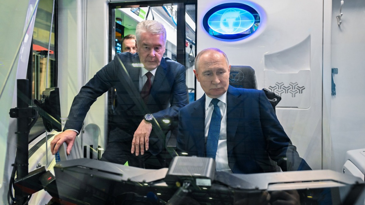 Мэр Москвы Сергей Собянин и президент России Владимир Путин в кабине беспилотного поезда, первый этап тестирования которого начался на Большой кольцевой линии метро