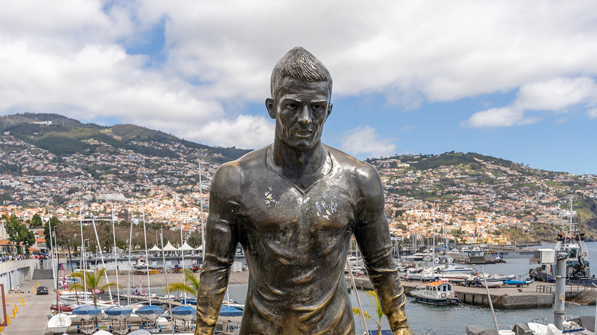 Вандал поджег статую Криштиану Роналду на острове Мадейра