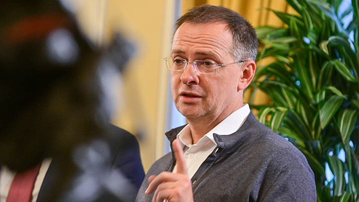 Юнашев: Мединский перед вылетом в Россию два часа тайно общался с неизвестным в отеле