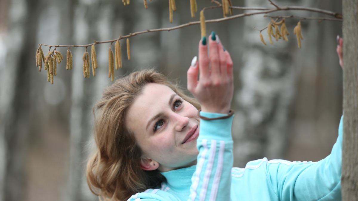 Москвичка Оксана Малинина любуется распускающейся березой в поселении Московский в ТиНАО