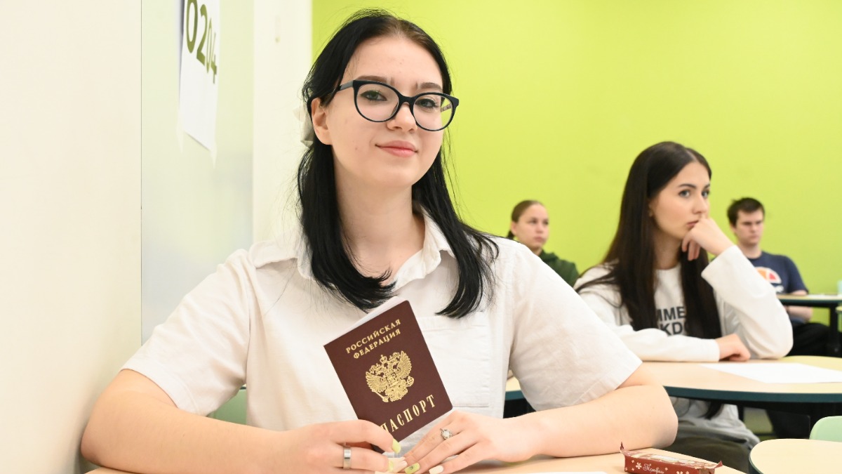 Ученица школы № 281 в Бабушкинском районе Николь Лехман на ЕГЭ по истории