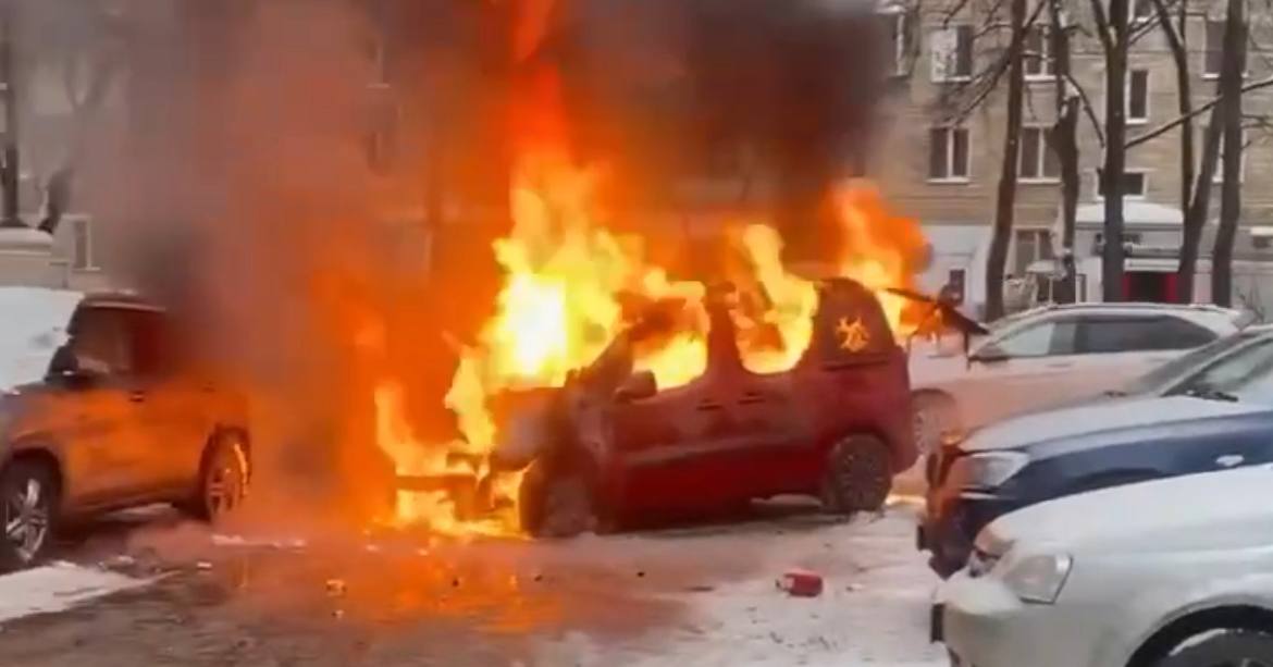 Автомобиль сгорел на парковке у жилых домов на юге Москвы