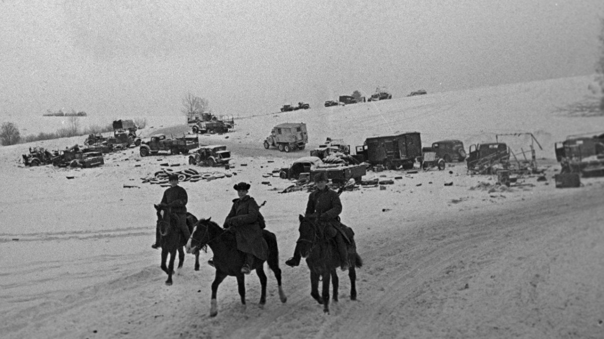 Советские кавалеристы после одного из боев под Москвой