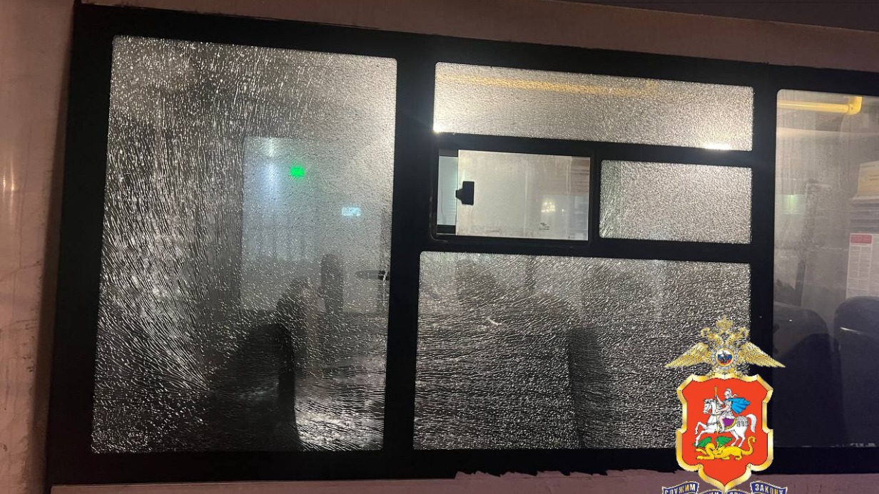 Неизвестный обстрелял два микроавтобуса из пневматического оружия в Балашихе