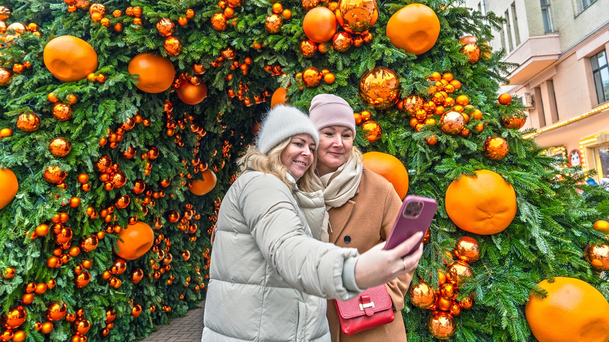Арбат в мандариновом сиянии: для праздничного оформления улицы использовали около ста тысяч искусственных мандаринов