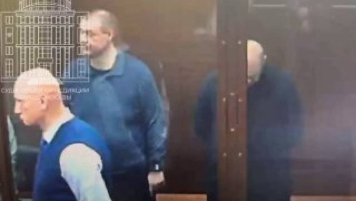 Суд оставил под арестом экс-губернатора Курской области и его заместителя