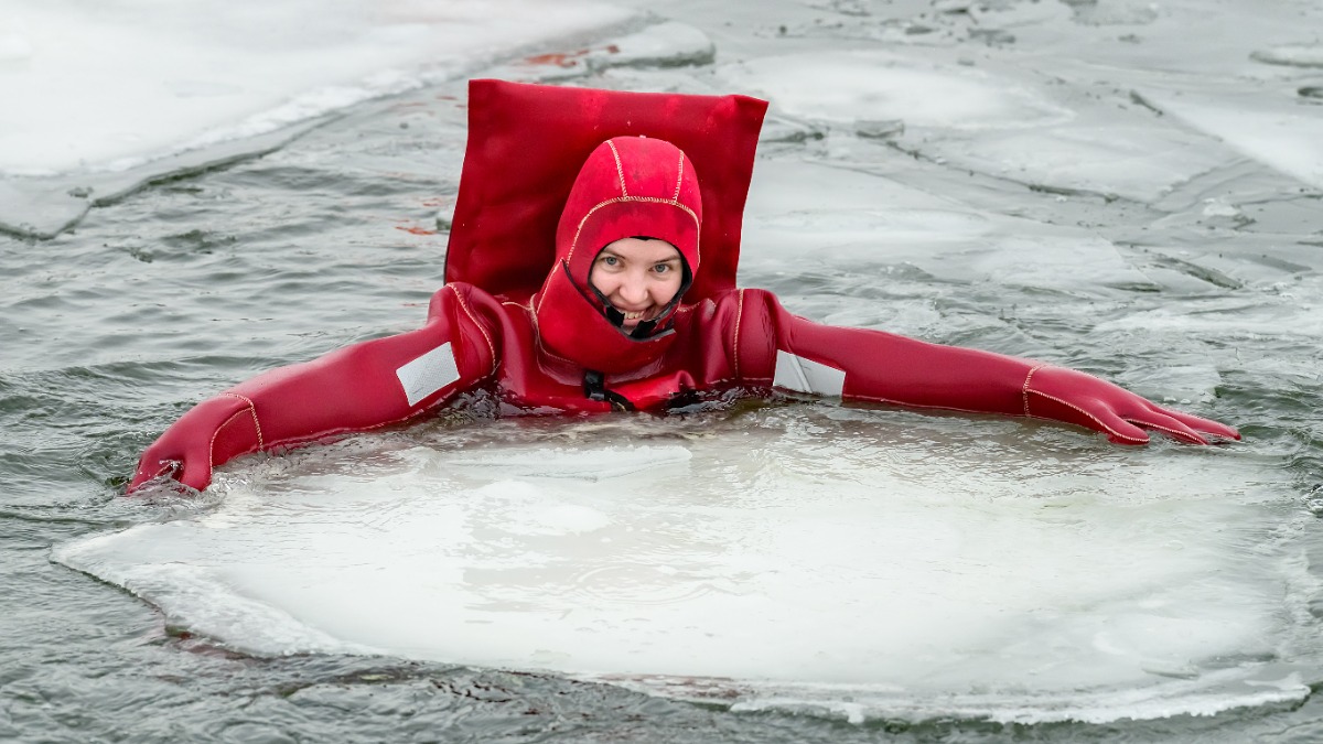 Москвичка Елена Купельникова плавает в ледяной воде в гидрокостюме для айс-флоатинга