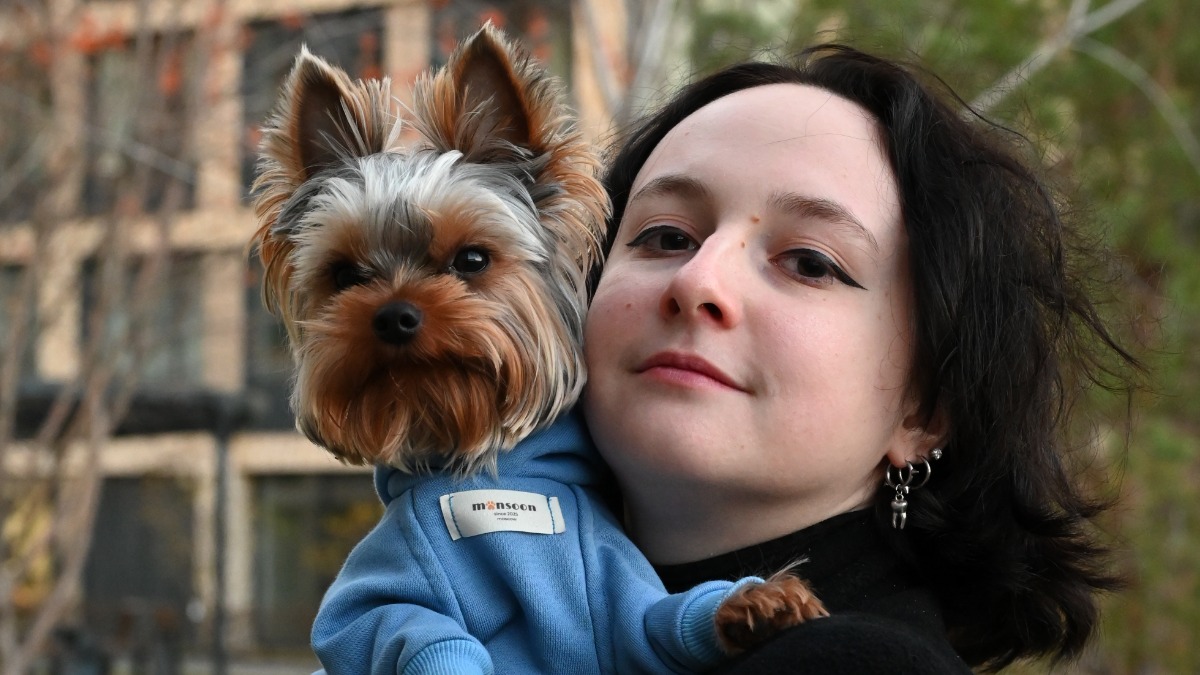 Москвичка Екатерина Коваленко и ее пес, йоркширский терьер Бруно, в Нагатинском Затоне