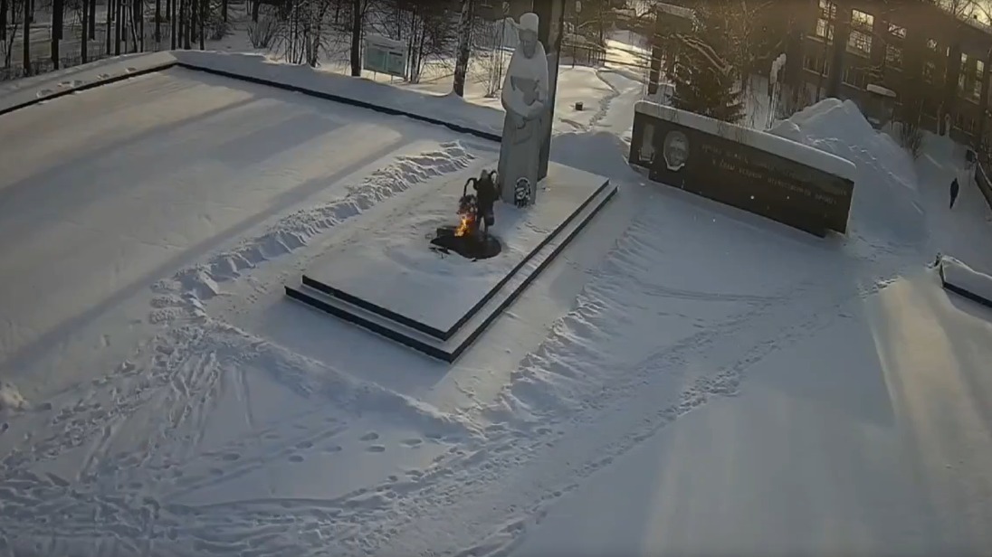 Пенсионерка погасила Вечный огонь венком в Свердловской области