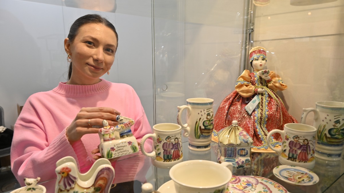 Гостиный Двор. Одна из участниц, Юлия Борисова, представляющая семикаракорскую керамику, завершает последние приготовления перед открытием VI Художественно-промышленной выставки-форума «Уникальная Россия»
