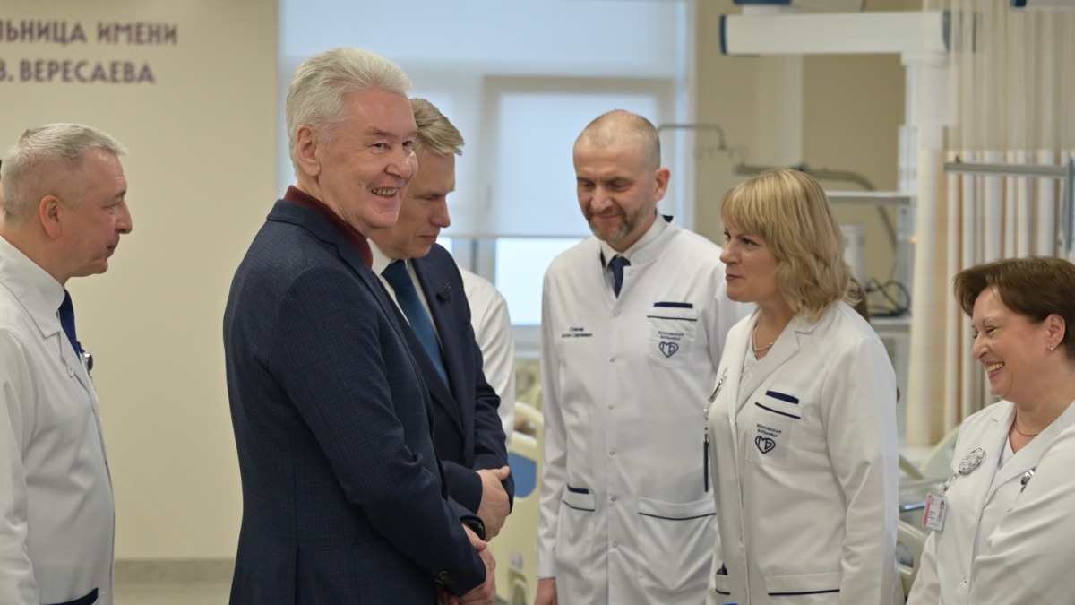 Мэр Москвы Сергей Собянин и министр здравоохранения РФ Михаил Мурашко общаются с главным внештатным специалистом по акушерству Антоном Оленевым, заведующей послеродовым отделением Ольгой Сафоновой и старшей медсестрой Еленой Пархоменко в новом роддоме Больницы имени Вересаева