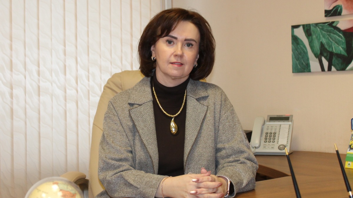 Директор школы № 1998 Ольга Белоусова в своем кабинете готовится к рабочей утренней планерке