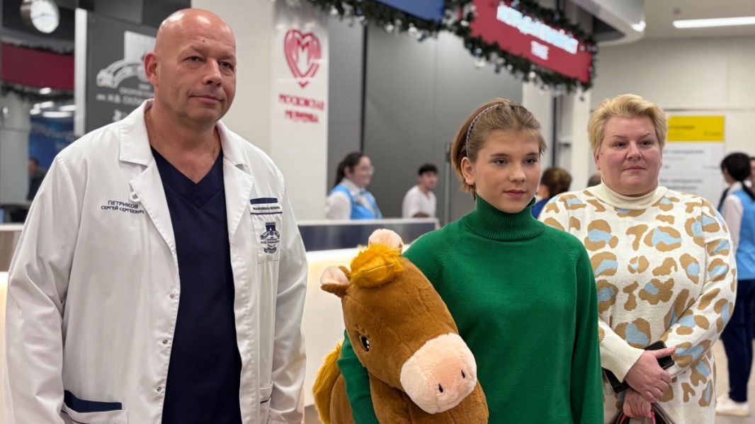 Гендиректор НИИ имени Склифосовского Сергей Петриков провел экскурсию для старшеклассницы Софьи и ее мамы Екатерины