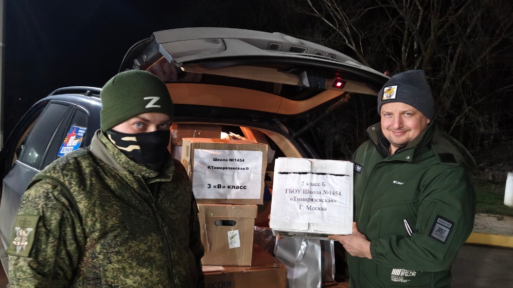 Руководитель РОО «Совет СВОих» Константин Рыжак передает гуманитарную помощь от московских школьников бойцам 1430-го гвардейского мотострелкового полка, которые находятся в Запорожской области