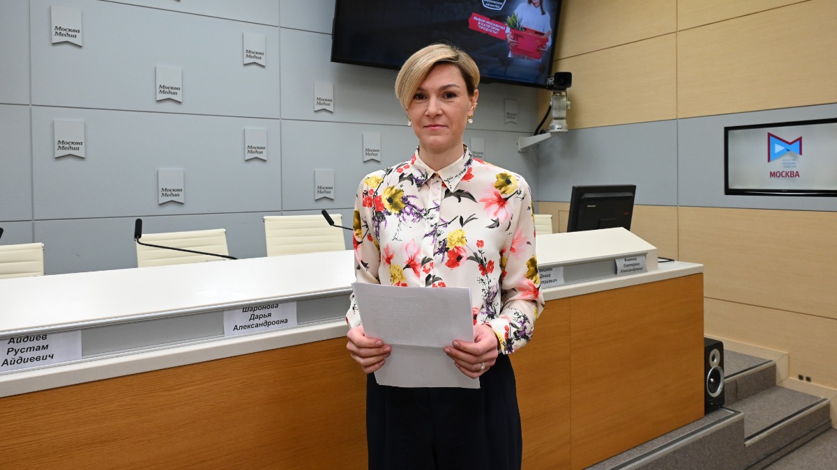 Заместитель руководителя проекта «Сделано в Москве» Дарья Шаронова делится опытом работы со столичными производителями на пресс-конференции Агентства городских новостей, посвященной конкурсу «Московское качество»