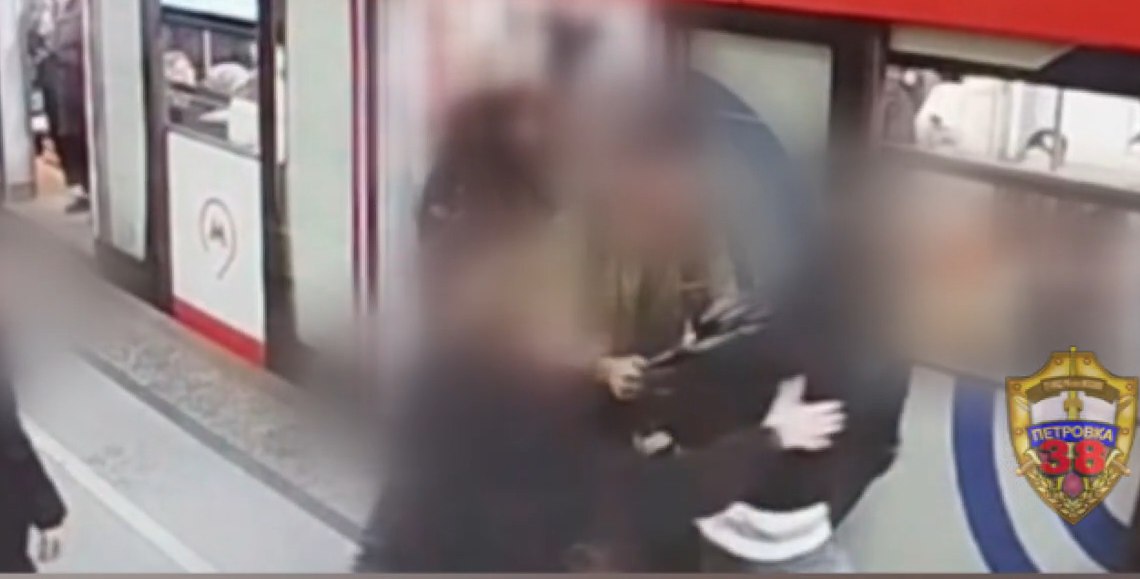 Пассажиры задержали подростка, укравшего у девушки в метро телефон и документы