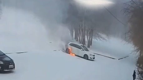 СМИ: Иркутский тренер спас ребенка из горящего автомобиля