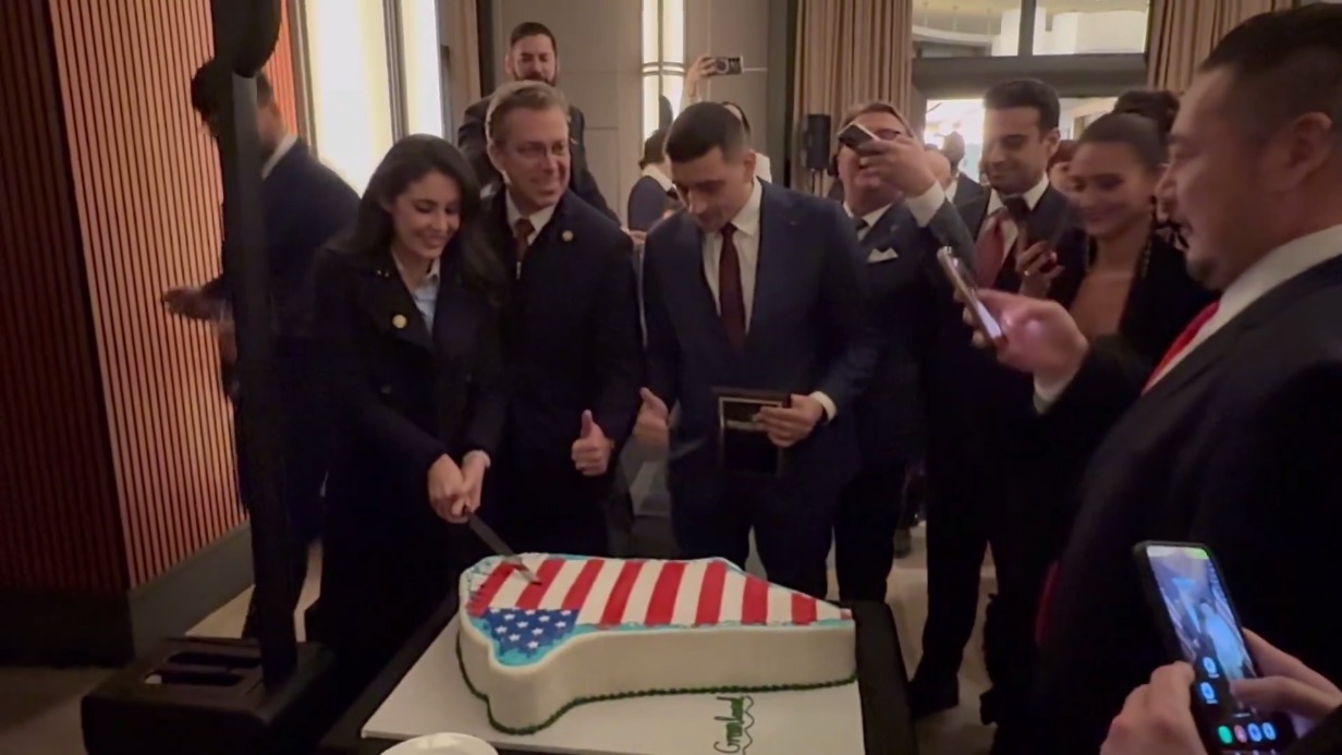 Американские республиканцы поделили и съели торт в виде Гренландии