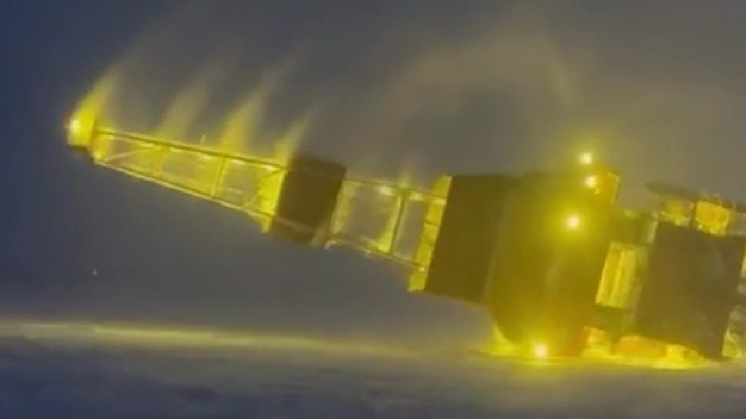 На Аляске рухнула и загорелась крупнейшая в США мобильная буровая установка