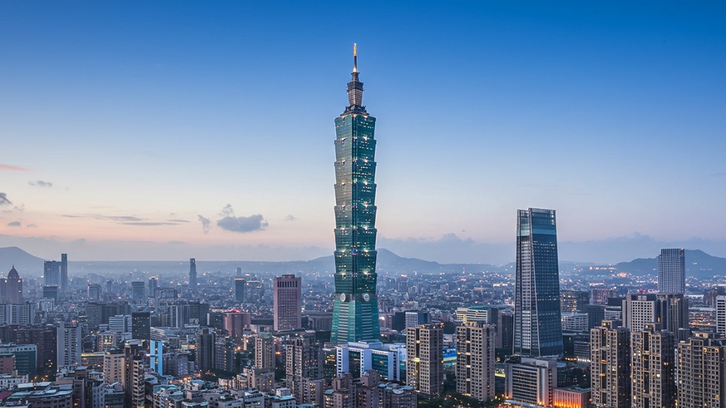 Скалолаз Хоннольд забрался на вершину небоскреба в Тайване без веревок