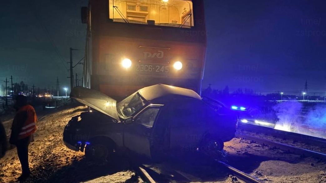 Водитель автомобиля погиб в аварии с грузовым поездом в Омской области